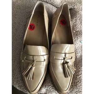 TAHARI Women’s Patent Leather Beige Tassel Loafers Size 10 New Without Box